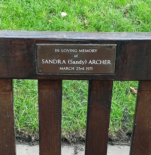 IMG_20191031_183247_resized_20191031_063318411 (3) plaque on bench St Pauls Cathedral